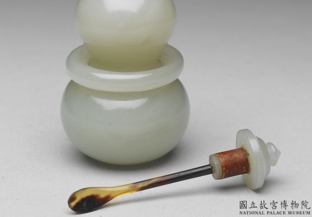清 十八世紀 玉葫蘆帶環鼻煙壺